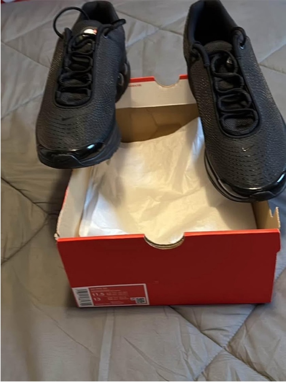 Nike Air Max DN Size 5.5 triple Black Low-Top Men’s Sneakers
